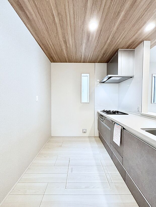 ポップアップ天井が素敵なキッチン!窓があるので採光もとれ換気にも役立ちます。