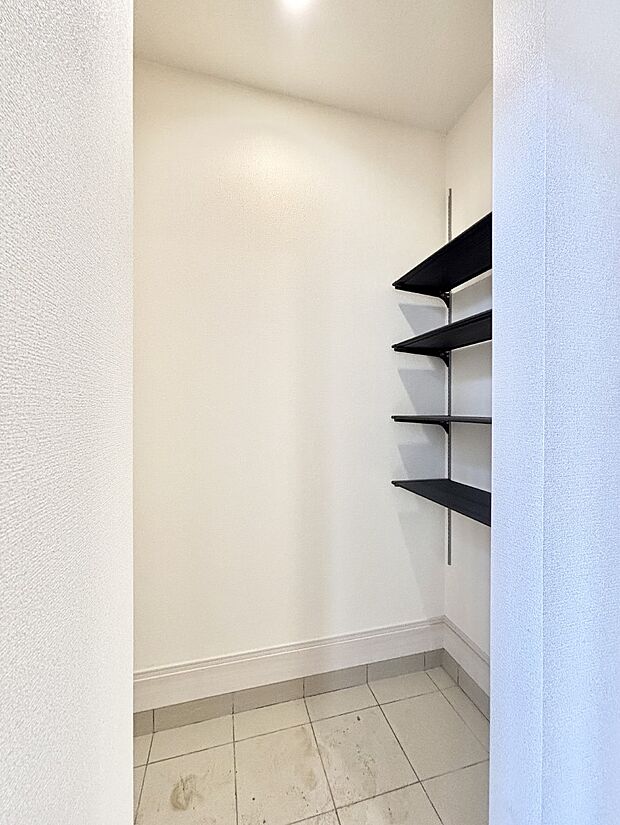 可動棚がついた土間収納。雨具やベビーカー・外遊び道具などが置けるので便利ですね。