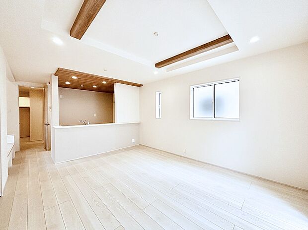 折り上げ天井は立体的な奥行きがあるので、天井が広く見えて開放的な空間を演出できます。