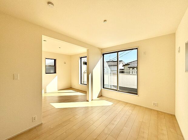 バルコニーが開放感をプラスしてくれる洋室