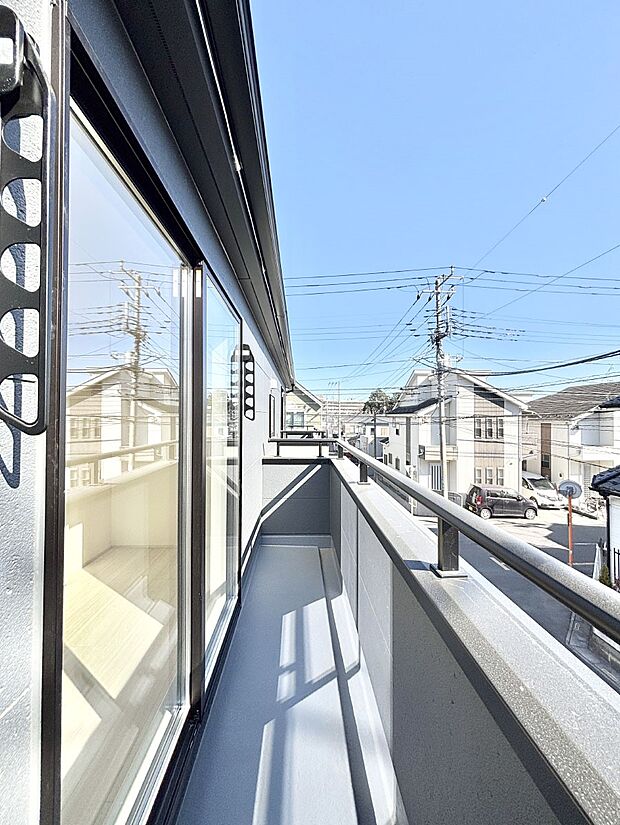 暖かな陽光が降り注ぐバルコニーはお洗濯におすすめ。爽やかな風も心地よいです。 