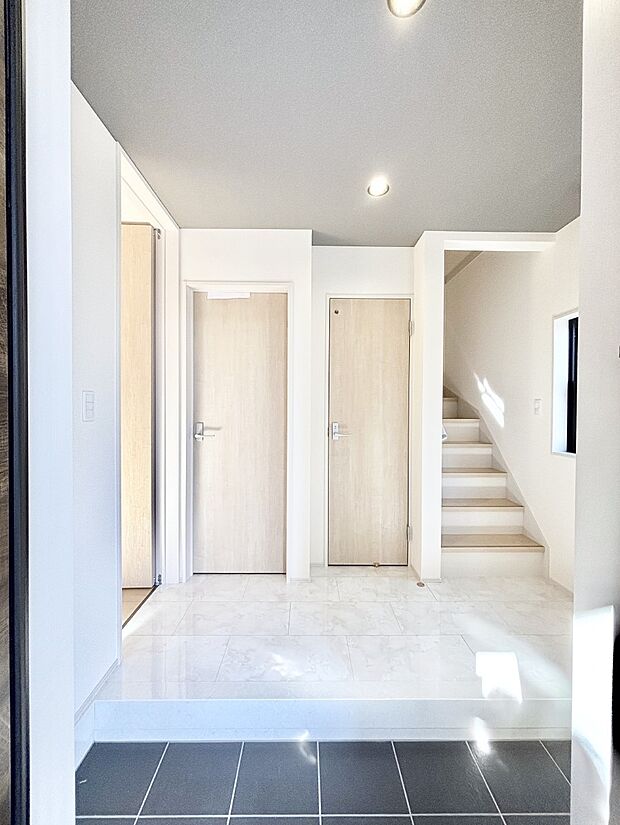 窮屈さを感じさせない広々玄関!