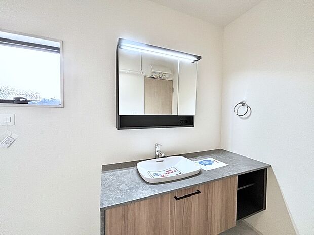清潔感ある洗面化粧室で朝の身支度も快適