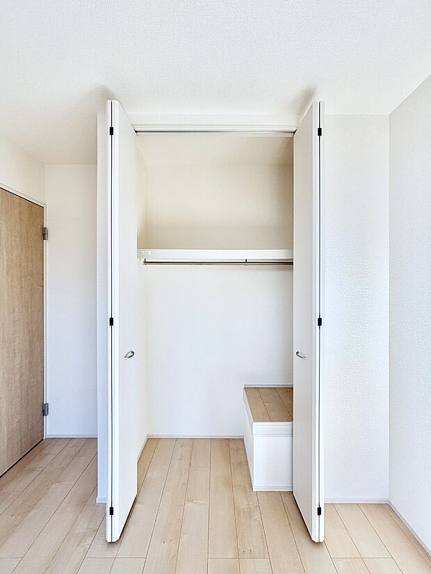 洋室のクローゼット。奥行きがあるので厚手の衣類もすっきり収まります。