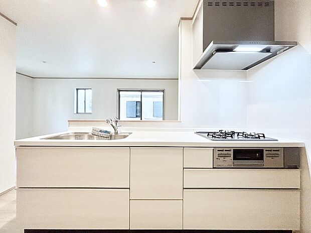 カウンター越しに楽しいおしゃべり。いつものお料理がもっと美味しくなりそうですね