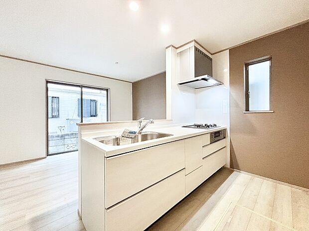 爽やかな風が通り抜けるキッチン。窓があるので明るく換気にも役立ちます。