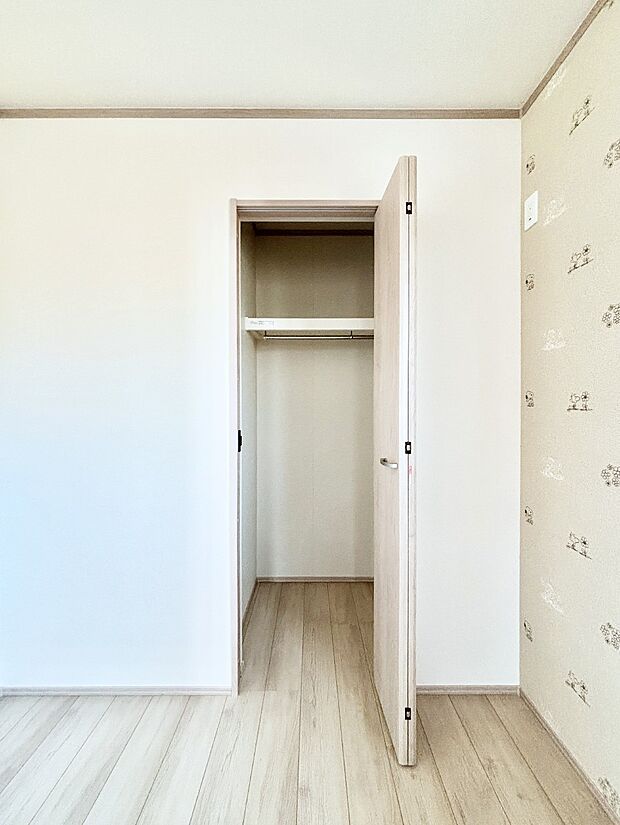 洋室のクローゼット。奥行きがあるので厚手の衣類もすっきり収まります。