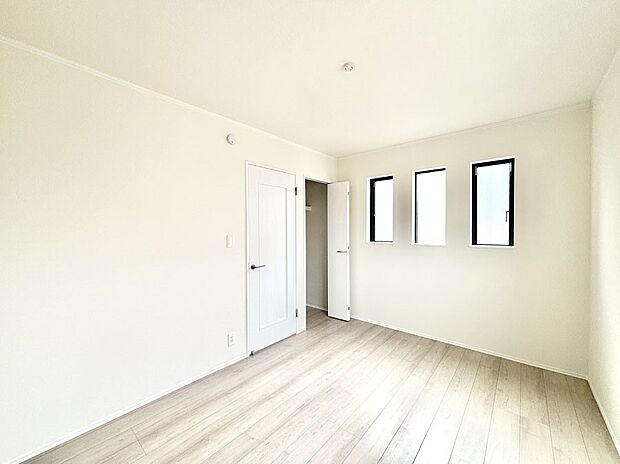 窓からのやさしい光が心地よいプライベートルーム