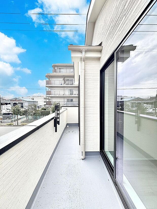 暖かな陽光が降り注ぐバルコニーはお洗濯におすすめ。爽やかな風も心地よいです。