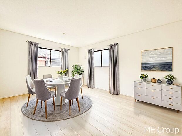 ご家族の賑やかな話し声で包まれる明るいリビング ※家具はCGです