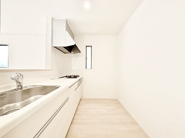 爽やかな風が通り抜けるキッチン。窓があるので明るく換気にも役立ちます。