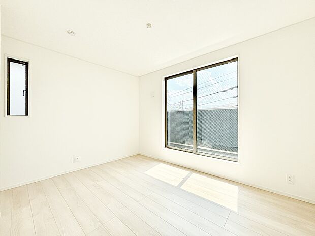 明るいバルコニーサイドに洋室を設置。目覚めの良い寝室に。 