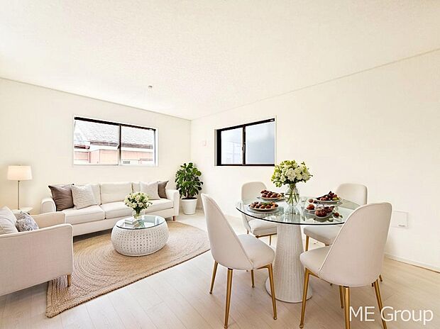 ご家族の賑やかな話し声で包まれる明るいリビング ※家具はCGです