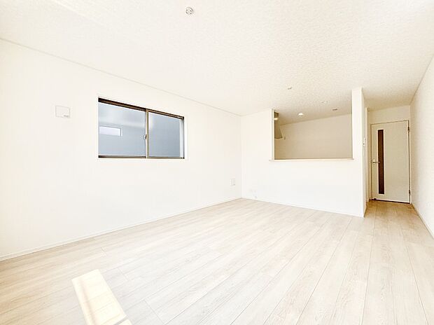 明るい陽光が注ぎ、寛ぎの雰囲気に満たされるリビング・ダイニング。   