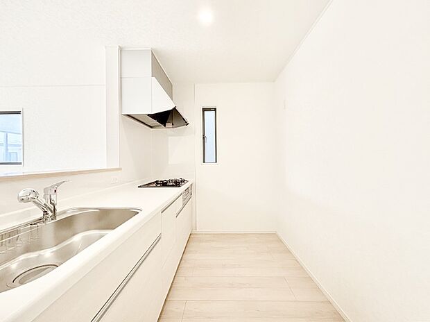 爽やかな風が通り抜けるキッチン。窓があるので明るく換気にも役立ちます。