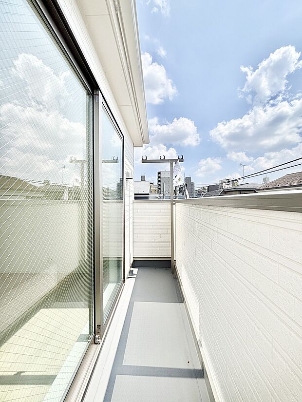 ゆったりバルコニーだから沢山お洗濯ものを干せます。