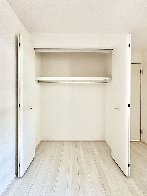 洋室のクローゼット。奥行きがあるので厚手の衣類もすっきり収まります。