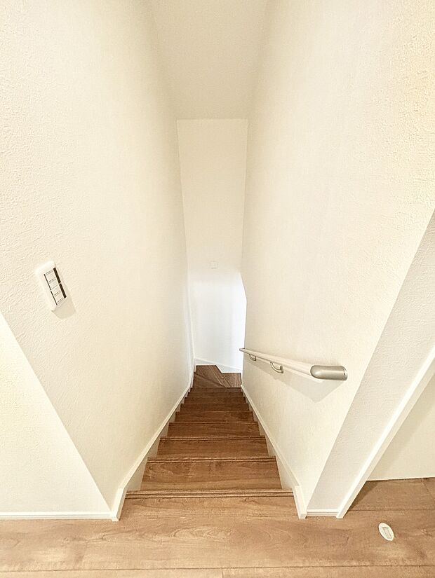 安全性を考慮し階段には手すりを設置しています