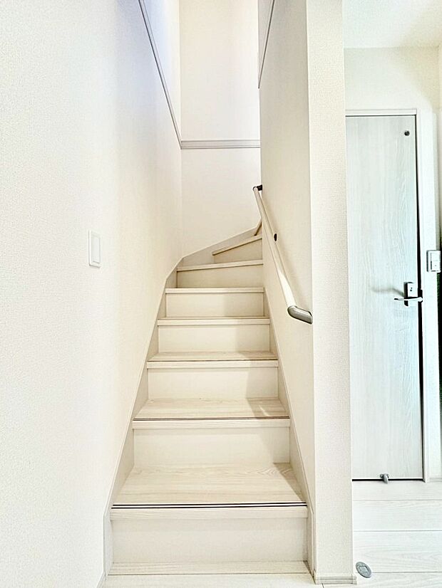 階段は手すり付きなので小さなお子さまやご高齢の方も安心です。