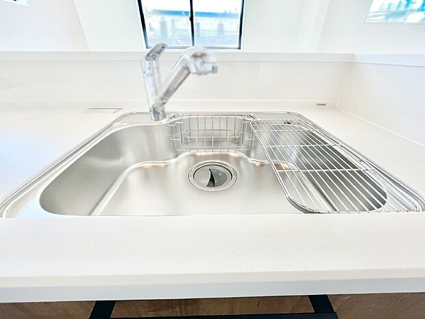 広々としたシンクでお料理やお皿洗いもラクラク快適に！