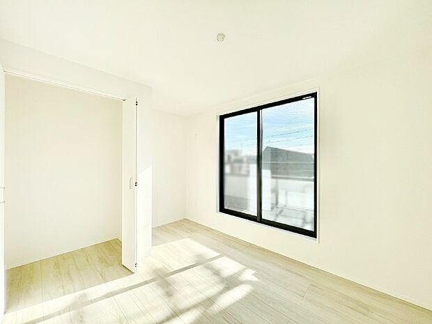 明るいバルコニーサイドに洋室を設置。目覚めの良い寝室に。