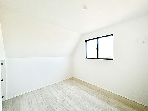 窓からのやさしい光が心地よいプライベートルーム