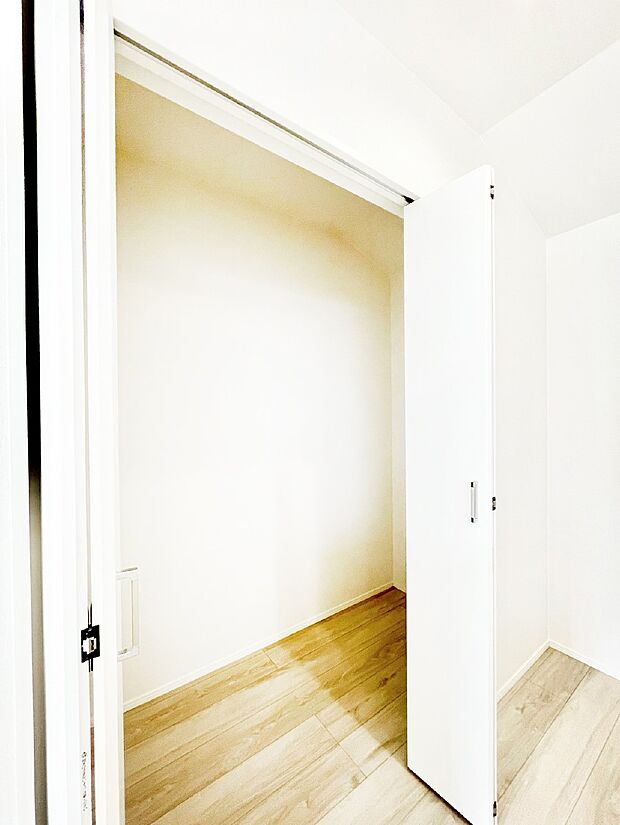 食品のストックや調理器具の保管に便利なキッチン収納