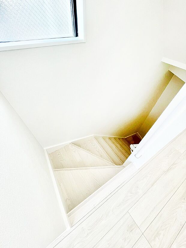 ご家族間のコミュニケーションが深まるリビングイン階段を採用