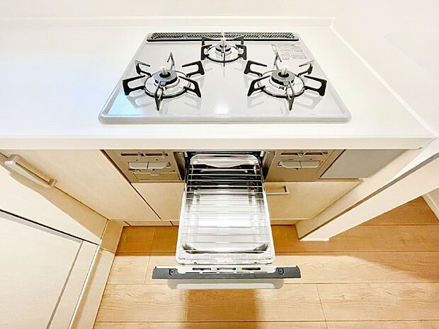 ガスコンロはＳｉセンサー搭載。火力調節や焦げ付き・消し忘れも防いでくれます。