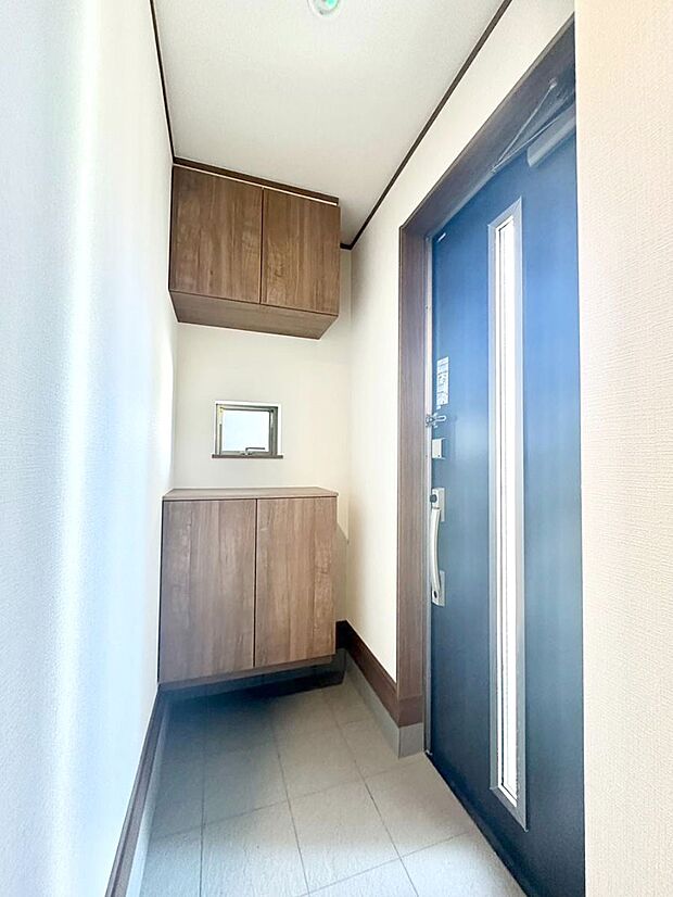 明るい玄関はお客様をお出迎えするのにぴったりです！ 