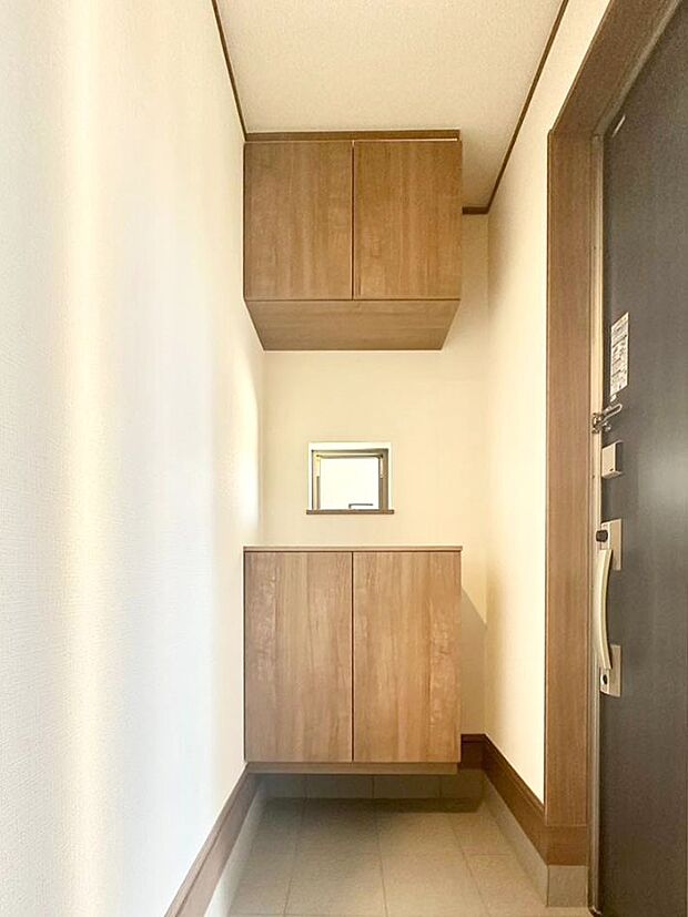 たっぷり収納できるシューズボックスで家族全員の靴も、玄関すっきり。  