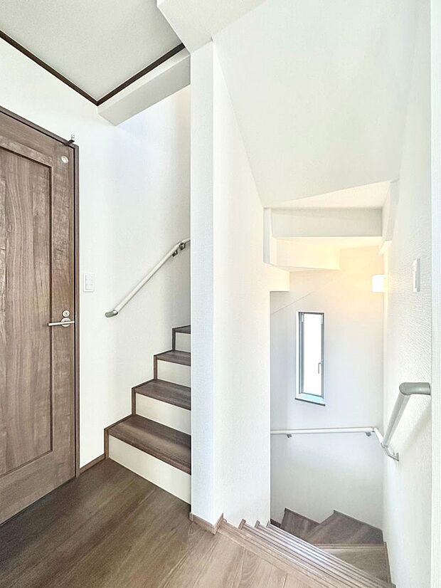 安全性を考慮し階段には手すりを設置しています