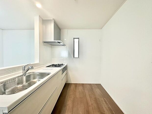 爽やかな風が通り抜けるキッチン。窓があるので明るく換気にも役立ちます。