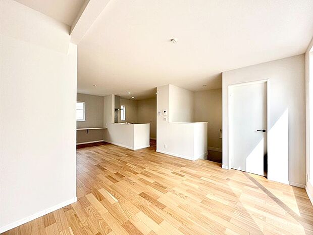 明るい2階リビング!外からの視線をシャットアウトして家族のプライバシーを守ります。