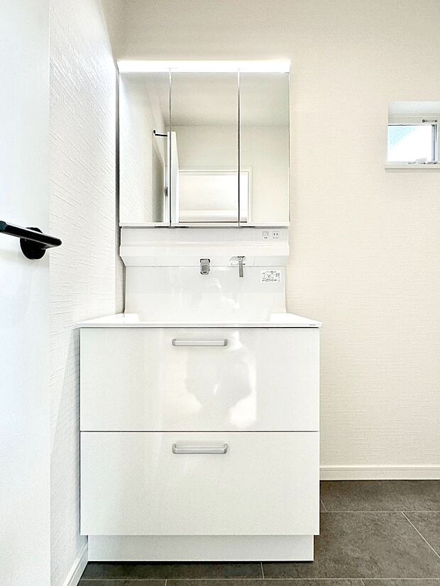 大きく見やすい三面鏡で清潔感ある洗面台は、身だしなみチェックや肌のお手入れにおすすめです。 