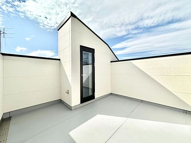 ルーフバルコニー。眺めも良く、大きな洗濯物も広げて干せます。