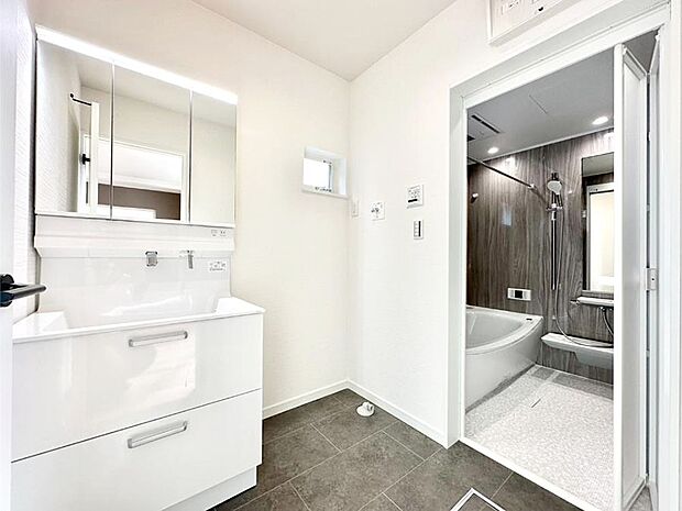 清潔感のある快適空間です。毎日の身支度も気持ち良くお使い頂けます。 