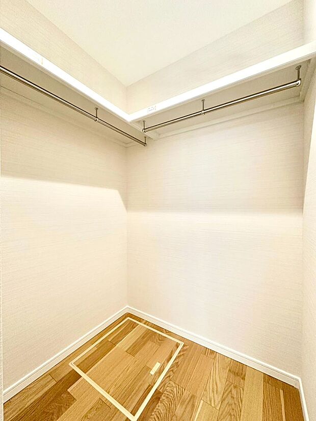 ウォークインクローゼット付きで生活空間を広く利用できます。
