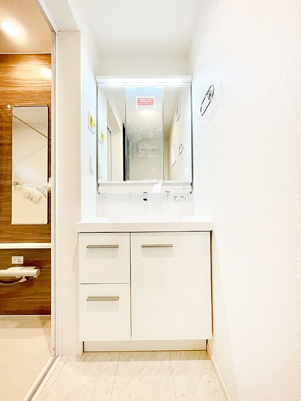 スタイリングに便利な三面鏡、ミラーキャビネットで細かい物スッキリ