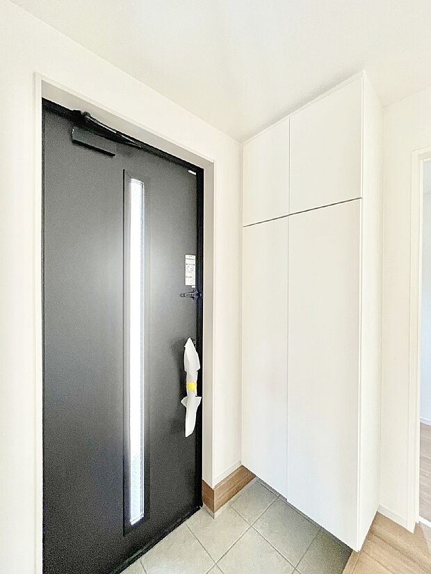 ガラススリットの入った玄関ドアが室内に光を届けてくれます