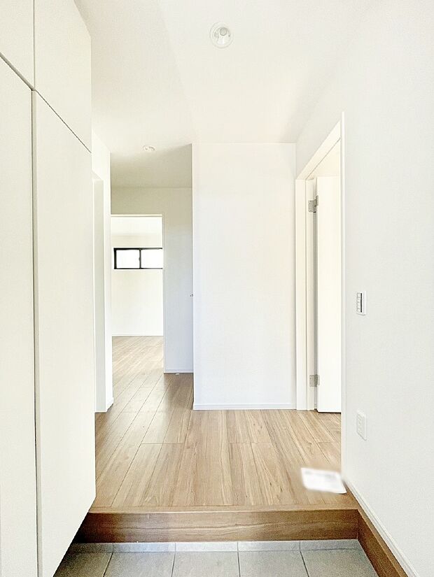 天井まである玄関収納で、家族全員の靴もすっきり収納!