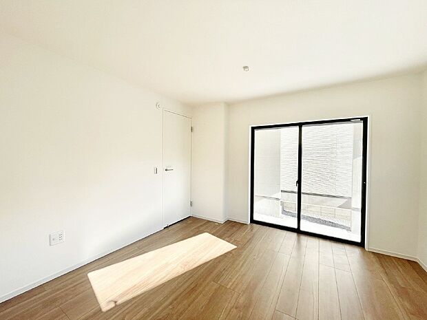 窓からのやさしい光が心地よいプライベートルーム