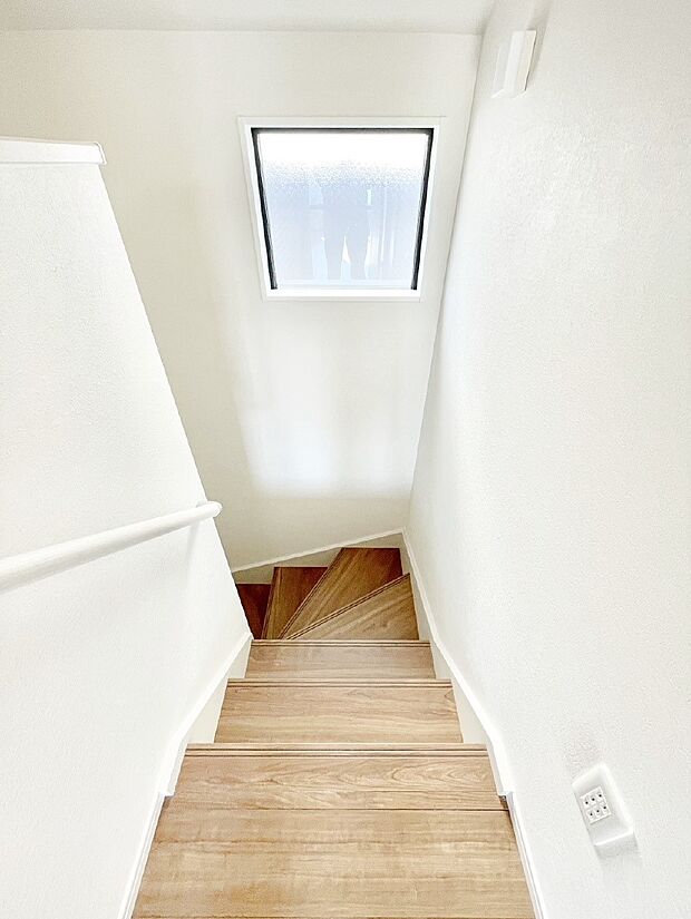 階段は手すり付きなので小さなお子さまやご高齢の方も安心です。