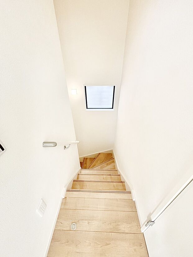 安全性を考慮し階段には手すりを設置しています