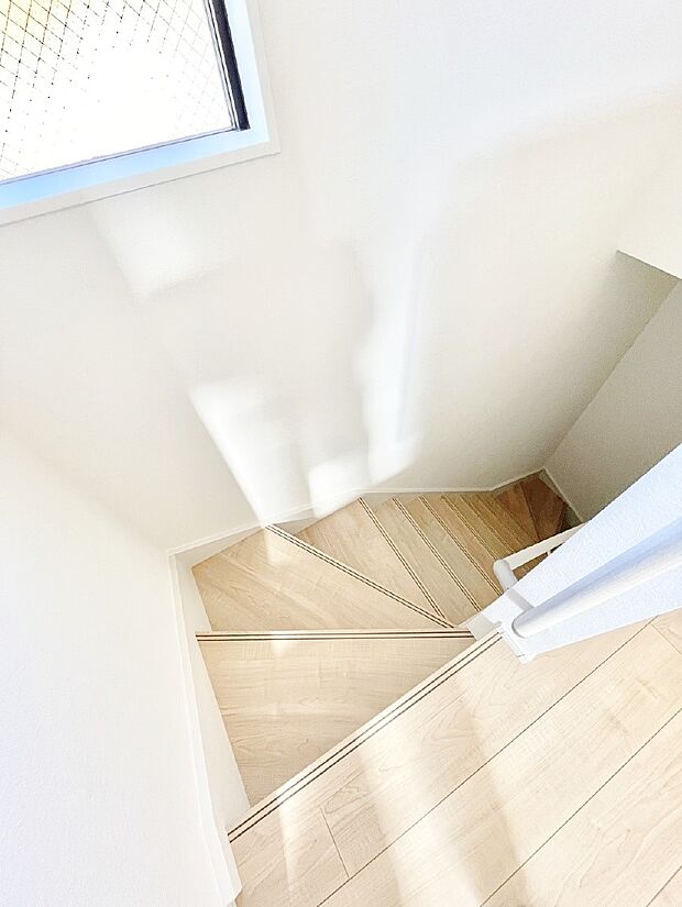 階段は手すり付きなので小さなお子さまやご高齢の方も安心です