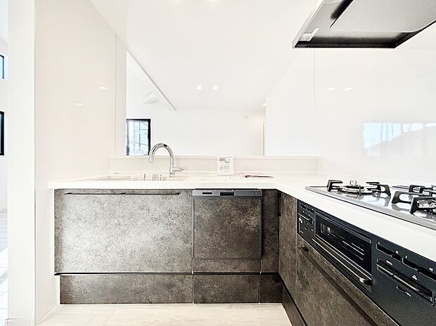 カウンター越しに楽しいおしゃべり。いつものお料理がもっと美味しくなりそうですね。