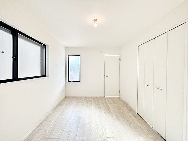 2面採光で気持ちよく自然光が取り入れられるのでお子様のお部屋にもピッタリ