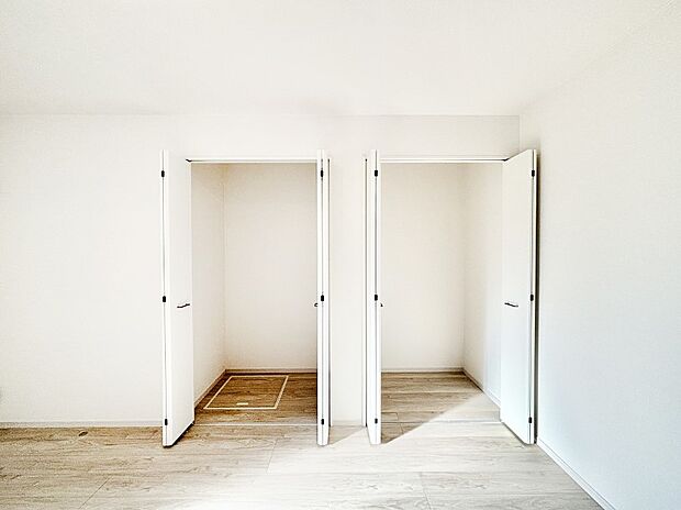 洋室のクローゼット。奥行きがあるので厚手の衣類もすっきり収まります。