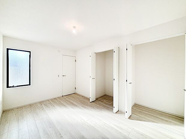 やさしい光がさしこむ居室はしっかり収納付き