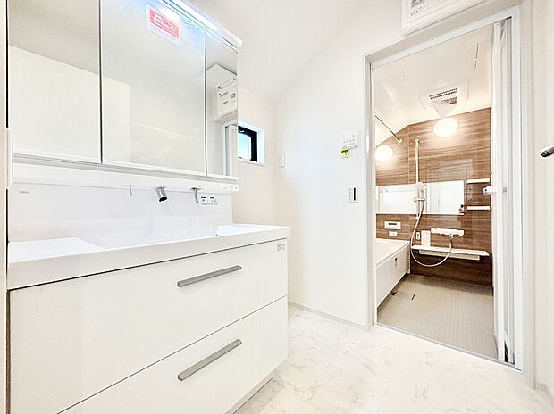 清潔感ある洗面化粧室で朝の身支度も快適